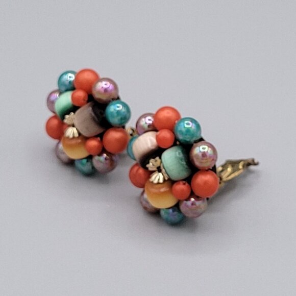 Vintage Japan Womens Multicolor Cluster Beaded Clip On Earrings Gold Tone Metal - Picture 2 of 6